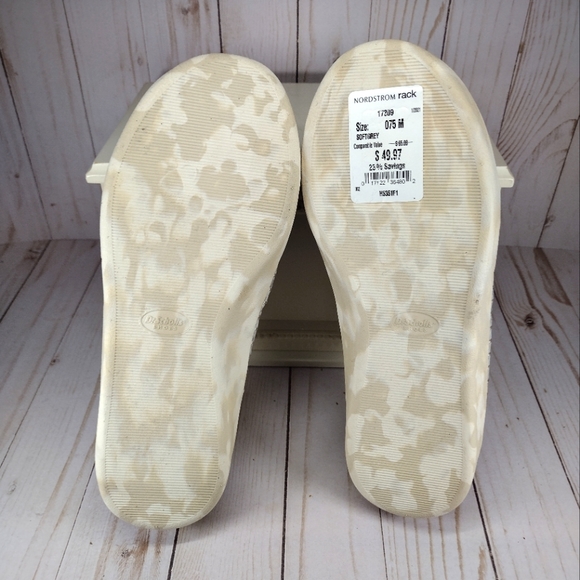 Dr. Scholl's "Cozy Vibes" Eco Conscious Slippers - Picture 9 of 9